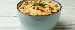 Bol de crozets nappés d’une sauce au fromage lisse et onctueuse.