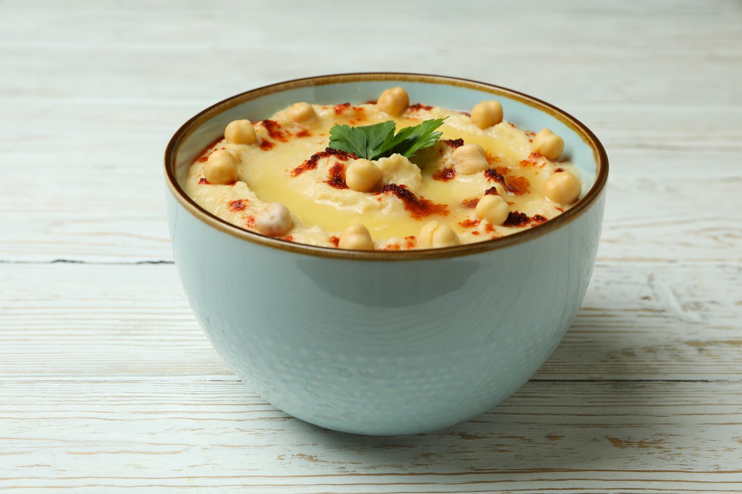 Bol de crozets nappés d’une sauce au fromage lisse et onctueuse.