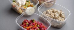 Boîtes de repas préparés avec des légumes, du riz et du poulet pour des dîners doux.