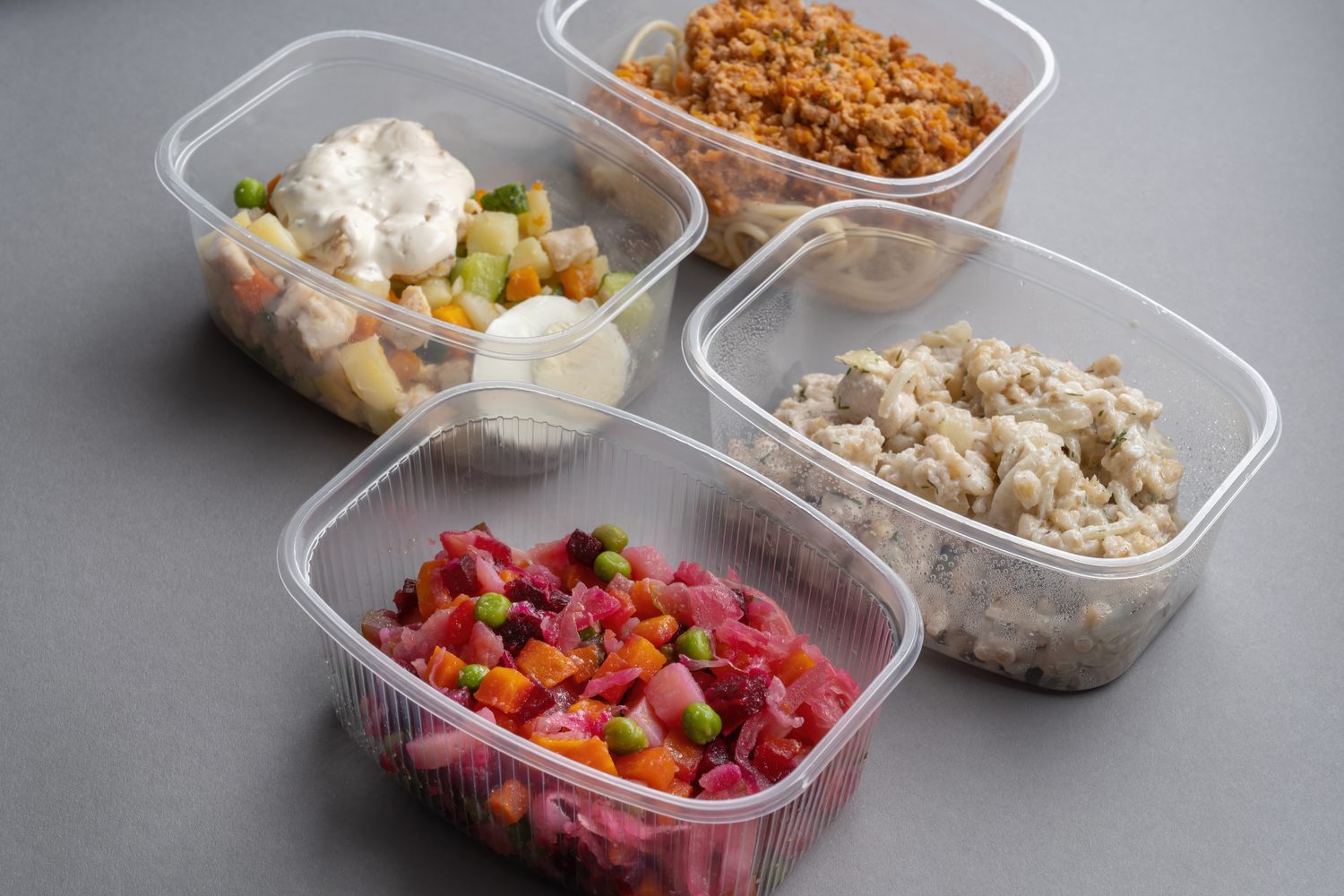 Boîtes de repas préparés avec des légumes, du riz et du poulet pour des dîners doux.