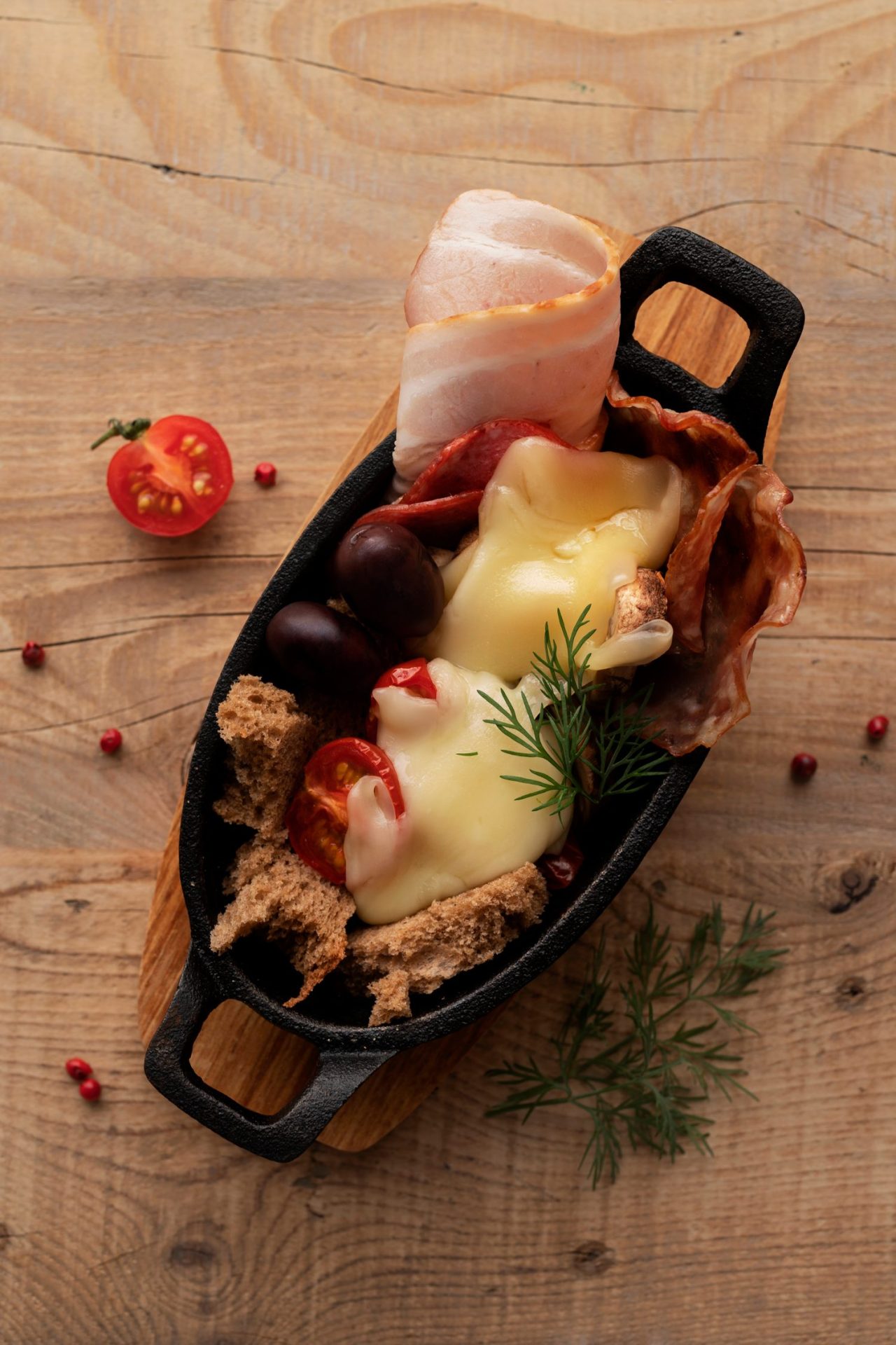 Plateau de charcuterie savoyarde accompagné de fromage à raclette et de pommes de terre.