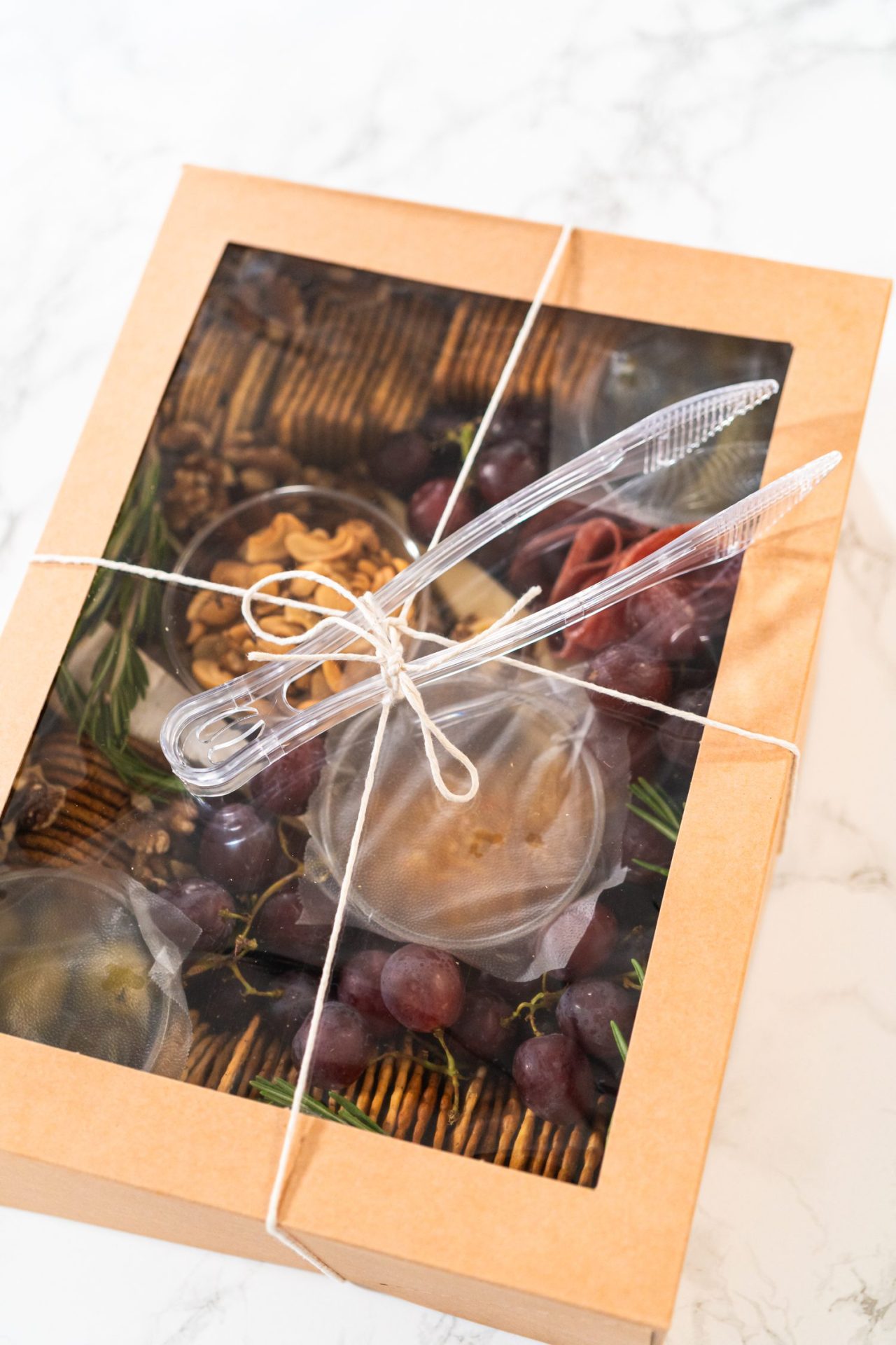 Coffret gourmand savoyard composé de fromages, charcuteries et spécialités régionales à offrir.