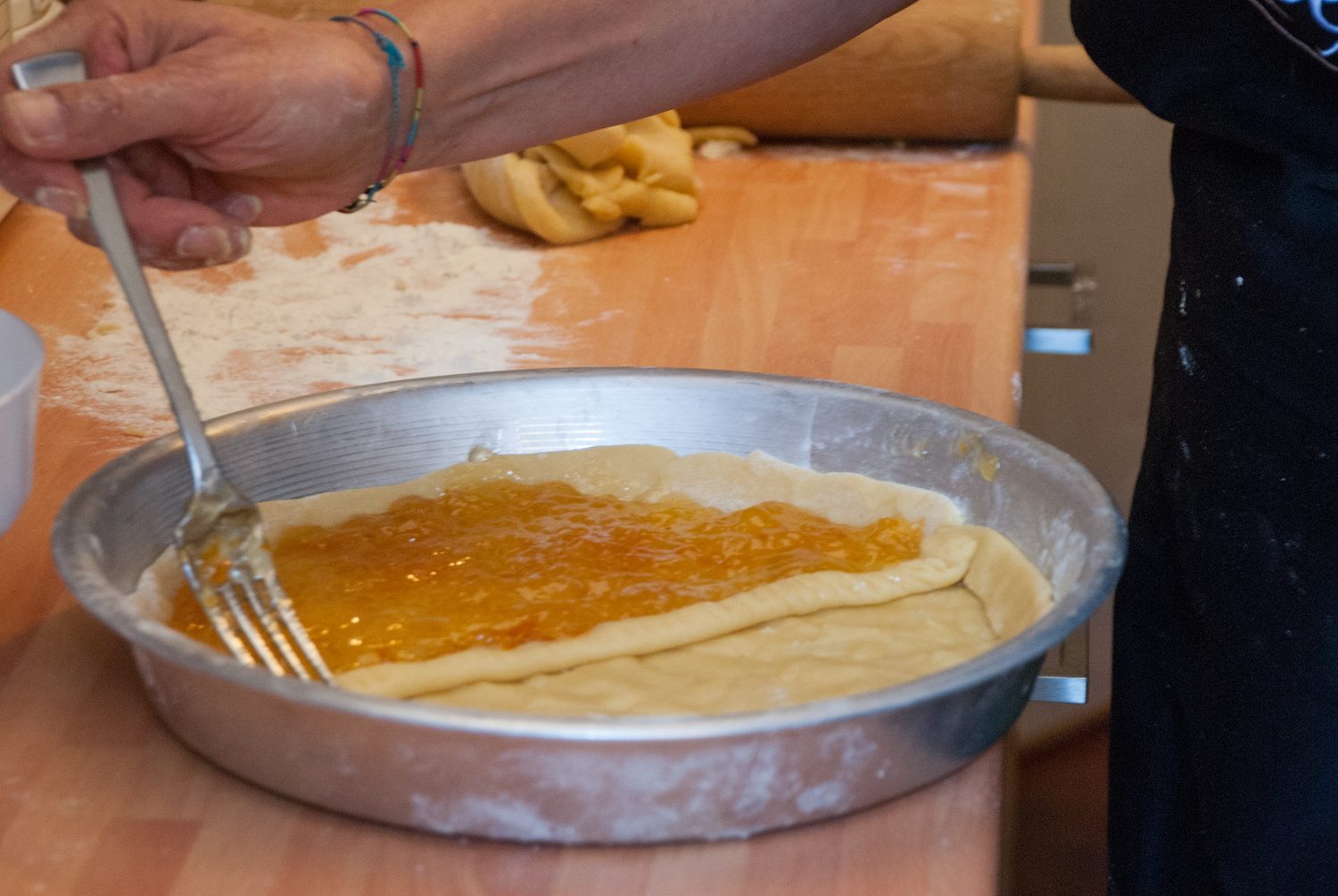 Une personne fouette une pâte à crêpes grumeleuse dans un saladier pour la lisser.