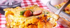 Gratin de pain au levain avec restes de tome et rondelles de saucisson, servi dans un plat à gratin.